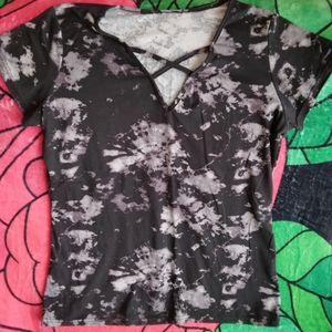 2X tied tiedye print shirt with neck detail